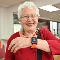 Municipalidad de Providencia inaugura “plan de smartwatches” adaptados para el adulto mayor