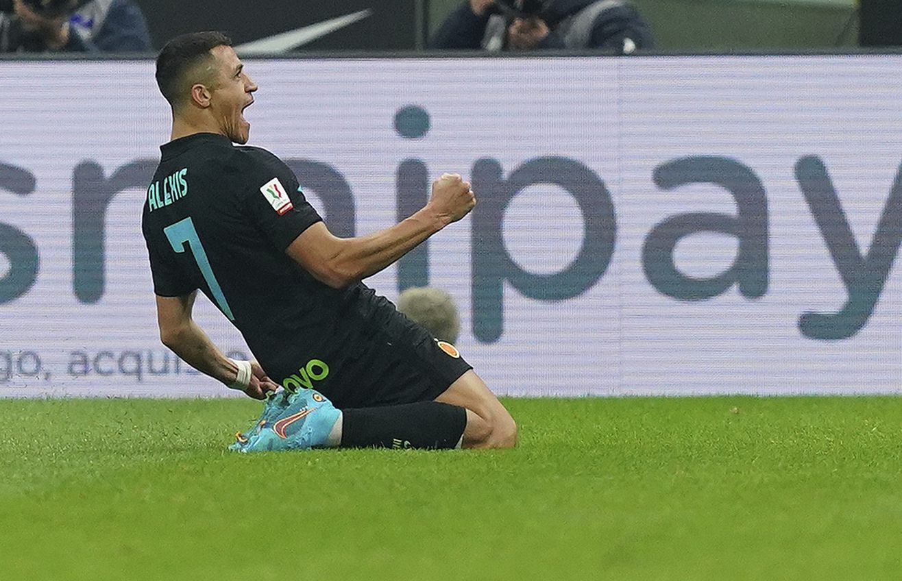 Sánchez celebra el gol que le anotó a la Roma