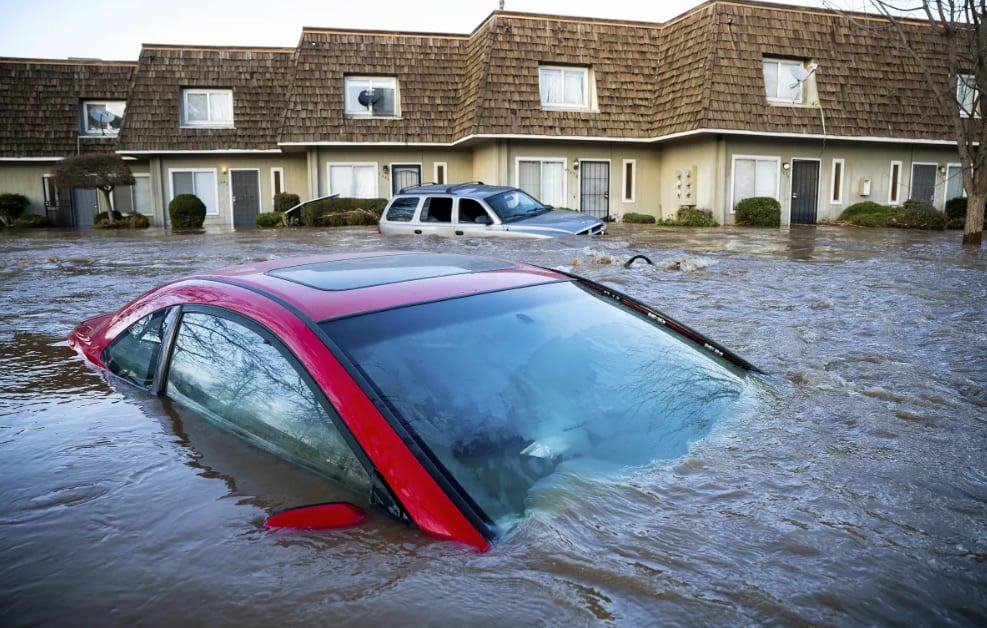 auto bajo el agua