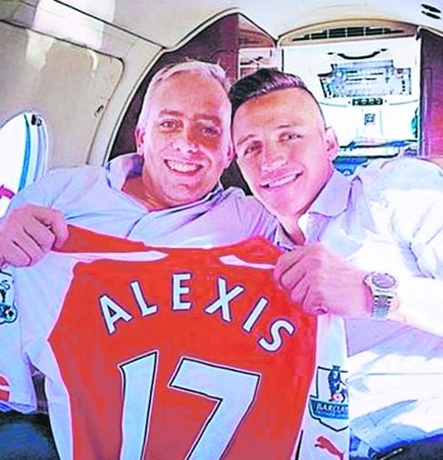 Felicevich, junto a Alexis Sánchez.