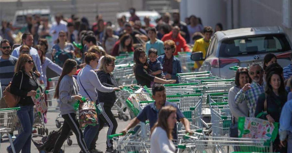 Jumbo abre 40 de sus 54 locales a nivel nacional este lunes - La Tercera