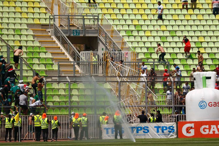 Hinchas de Wanderers y de la UC protagonizan incidentes en ...