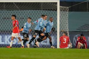 Uno a uno de Uruguay: los goles de De La Cruz y el equilibrio de Ugarte -  La Tercera