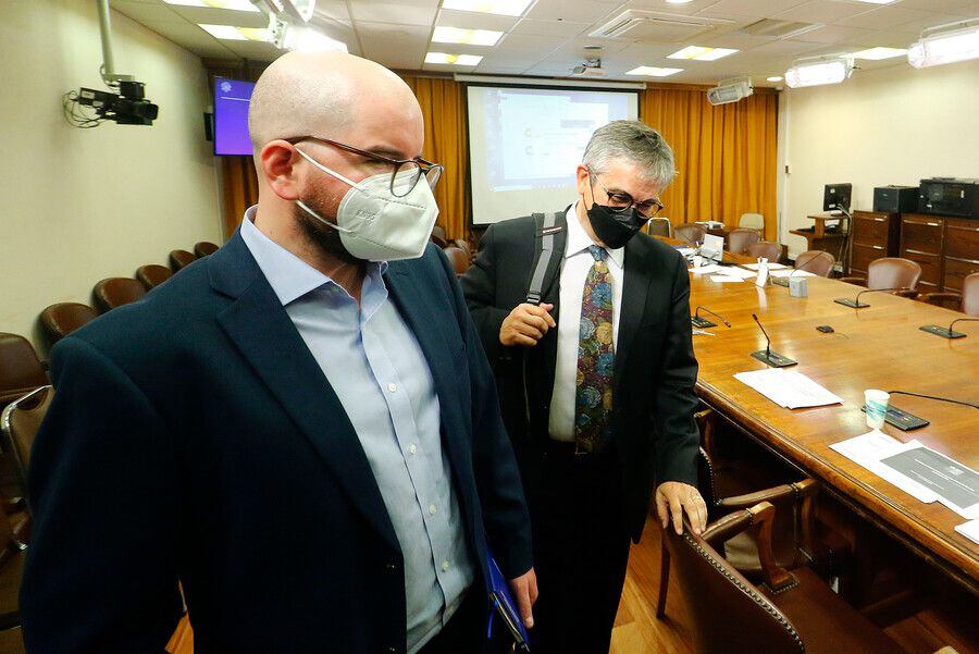 Los ministros Giorgio Jackson (i) y Mario Marcel (d), durante la Comisión de Constitución de la Cámara de Diputados, que inicia la discusión del proyecto de quinto retiro de fondos de pensiones.
FOTO: LEONARDO RUBILAR CHANDIA/AGENCIAUNO