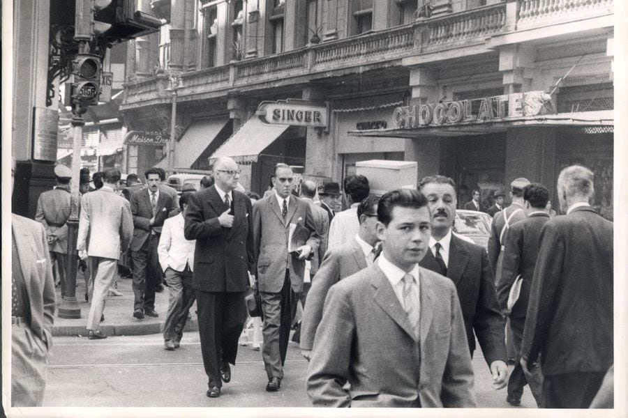 El presidente de la república, Jorge Alessandri, camina por el centro de Santiago, las mismas que vibran por la Copa del Mundo de 1962. Foto: Archivo.
