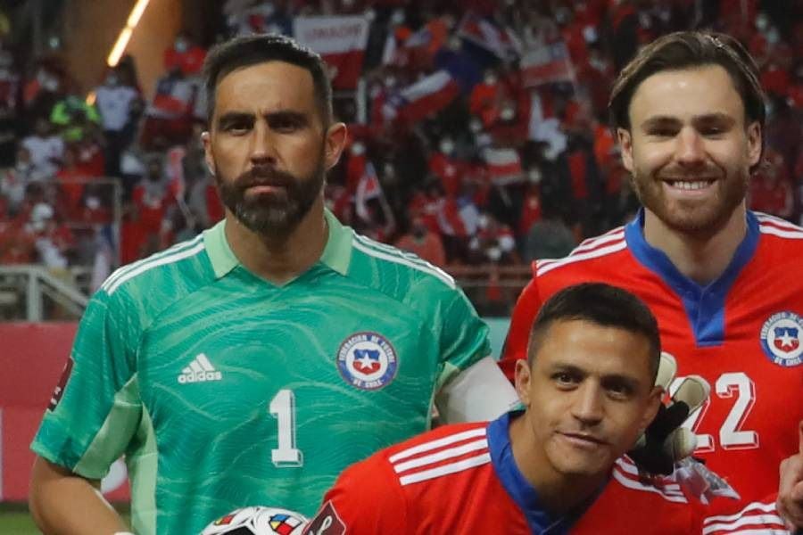 Claudio Bravo posa con la Roja antes del duelo frente a Argentina.