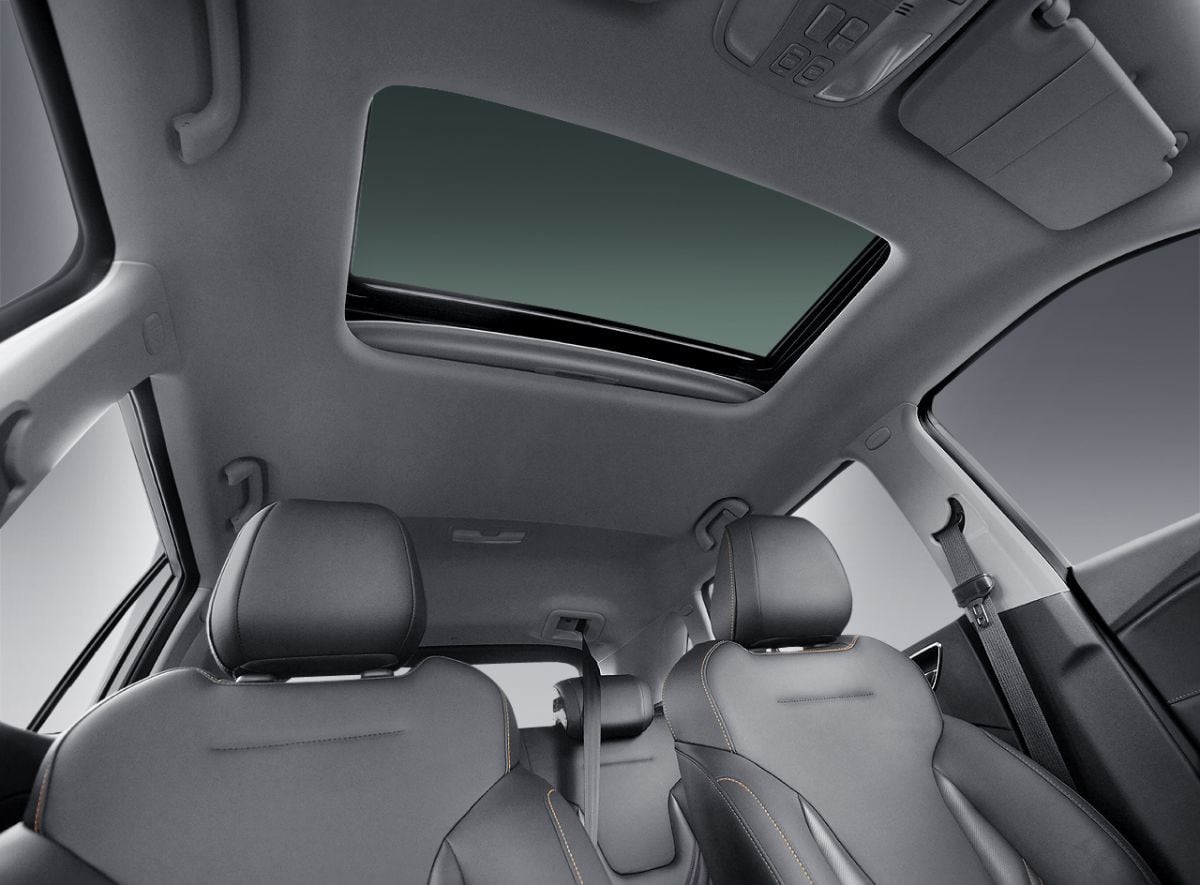 JAC-S4-SUNROOF.jpg