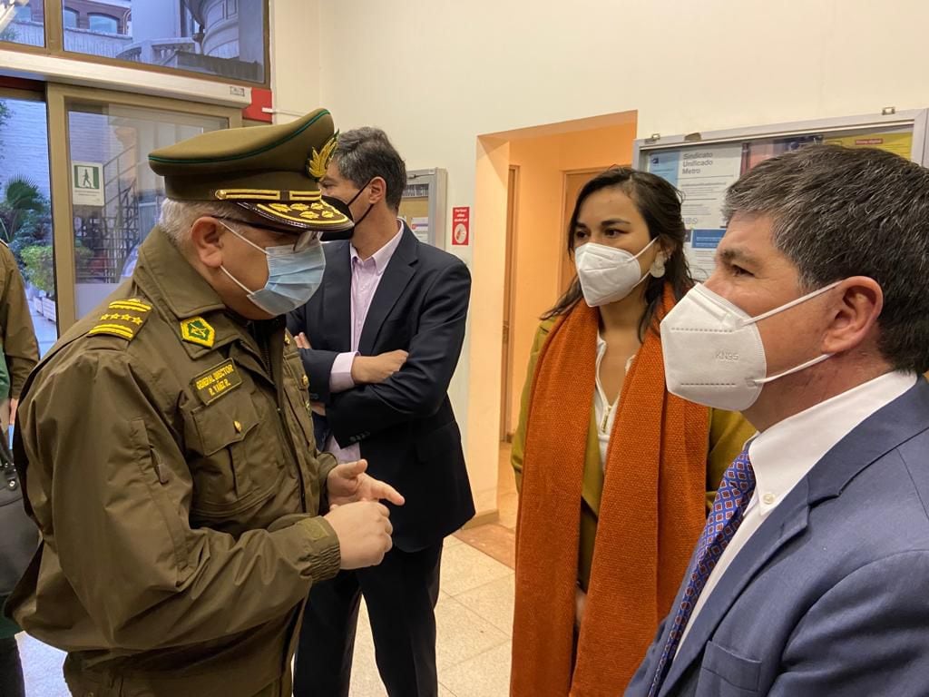 Autoridades de gobierno y Carabineros dialogando la mañana de este lunes tras fiscalización de ambulantes en el Metro.