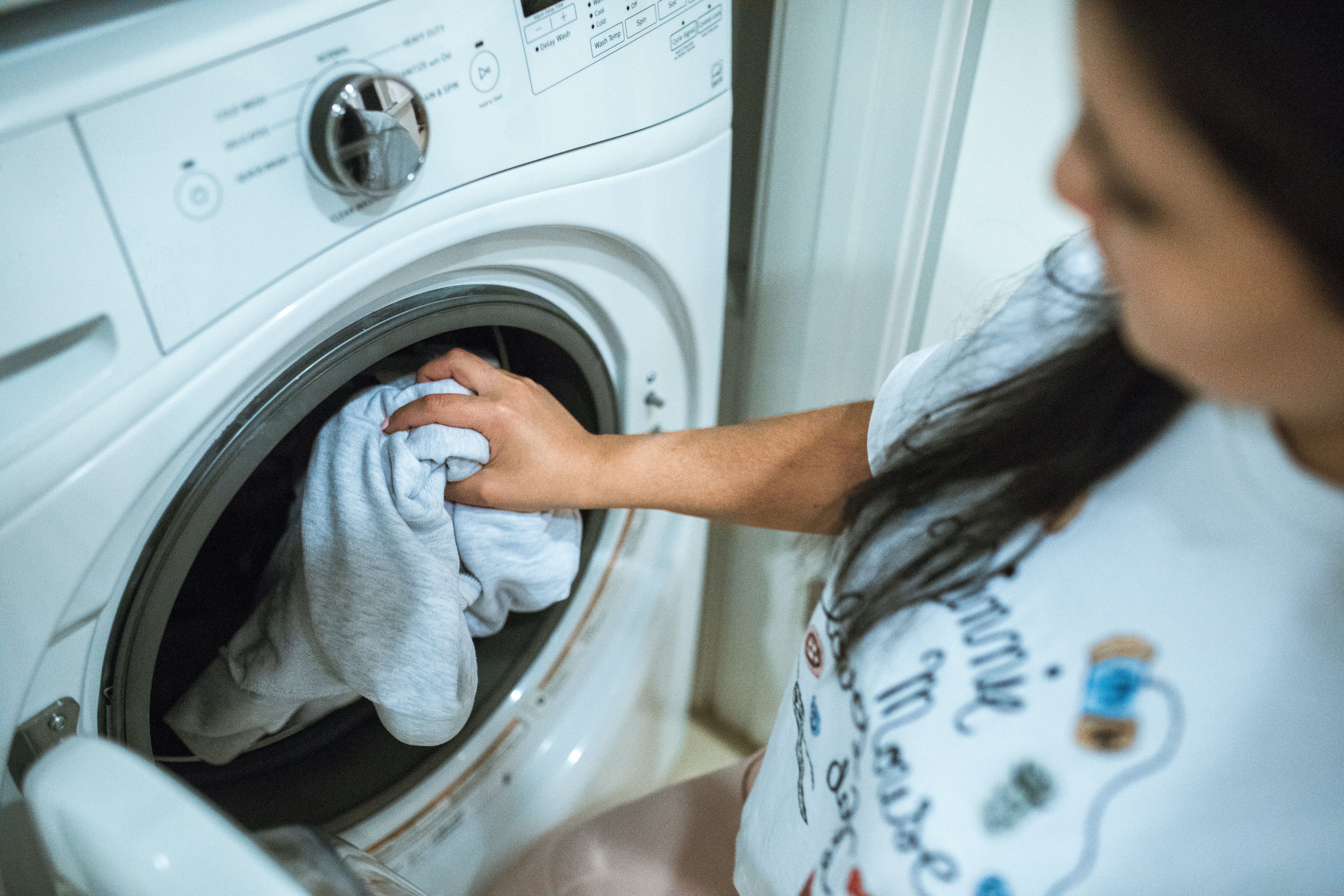 Por qué hay personas que están dejando de lavar su ropa