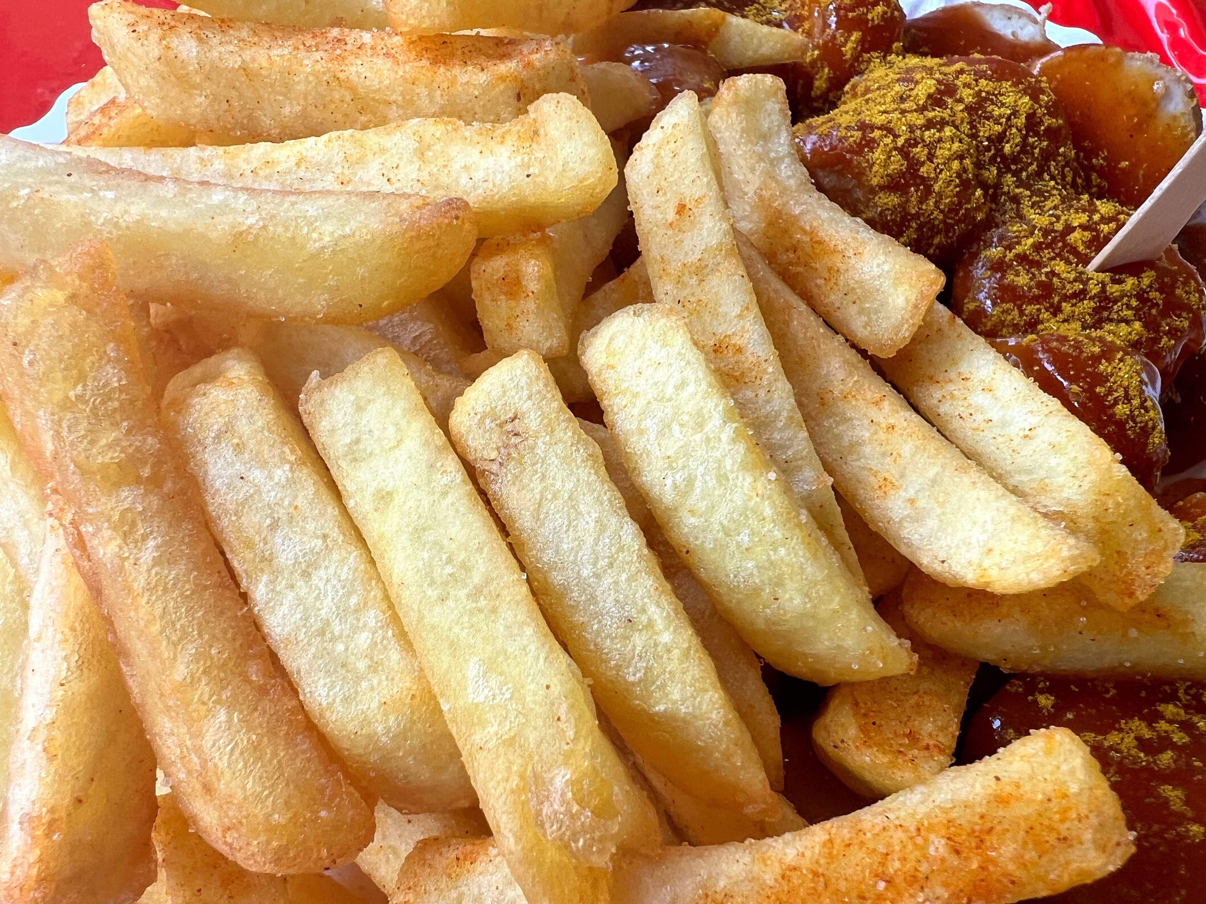 Pommes Currywurst Imbiss *** French fries curry sausage snack Copyright: xmix1pressx