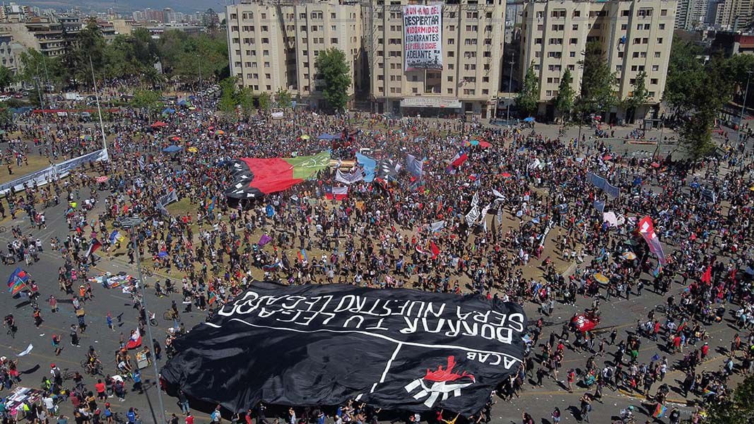 Despliegan bandera Mapuche gigante por aniversario del estallido social