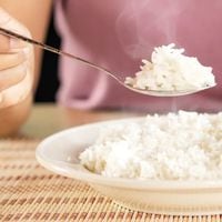 Estos son los potenciales riesgos de comer arroz recalentado y las precauciones que debes tener, según especialistas