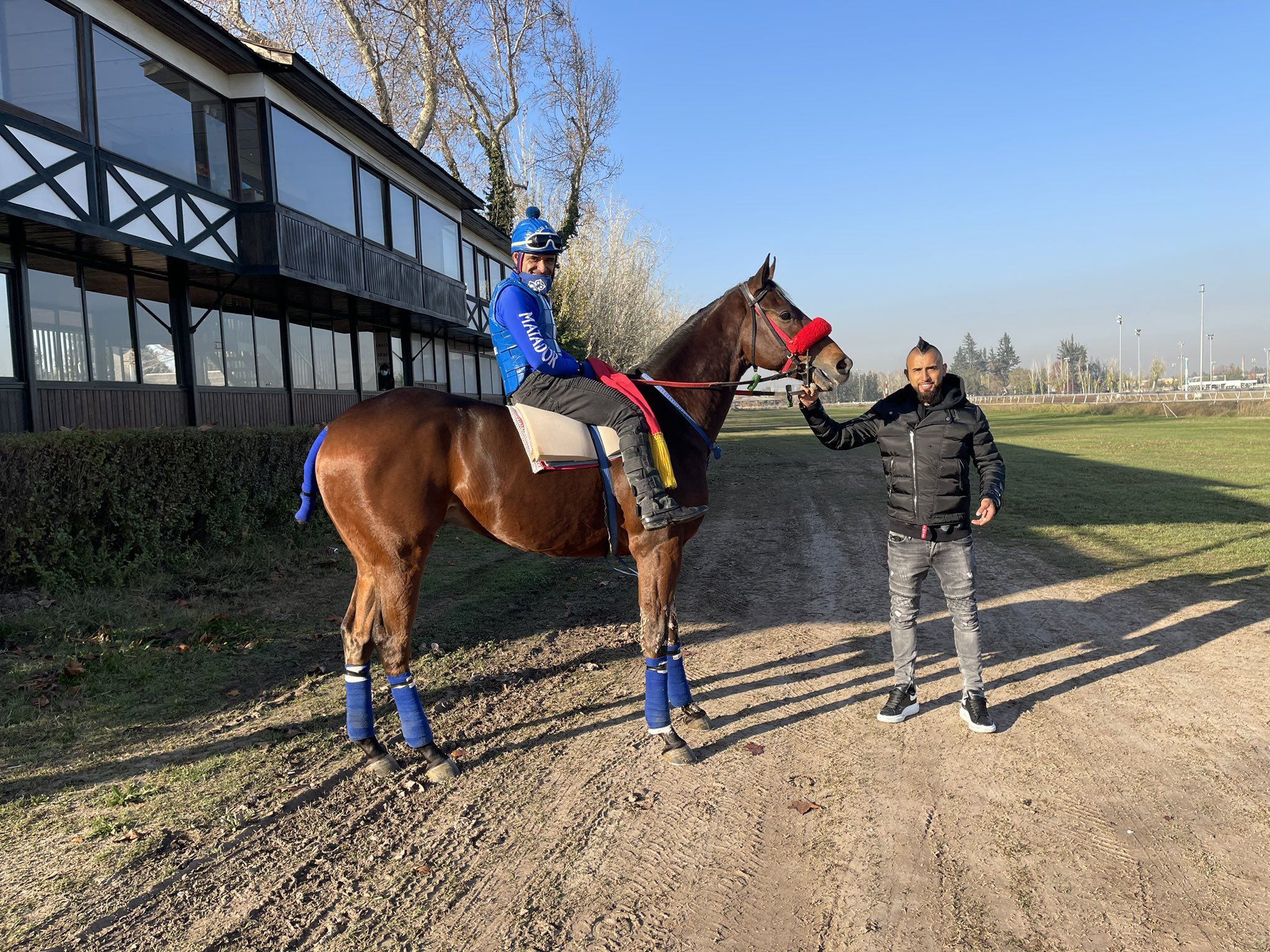 "Mi consejo es muy simple: si quieres algo trabaja duro para conseguirlo!!! Yo soy feliz y amo mis caballitos!!!", redactó Vidal en sus redes sociales junto a una foto como esta.