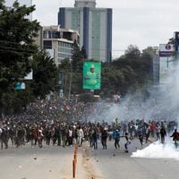 Manifestantes asaltan Parlamento de Kenia tras aprobación de polémico proyecto de ley de aumento de impuestos