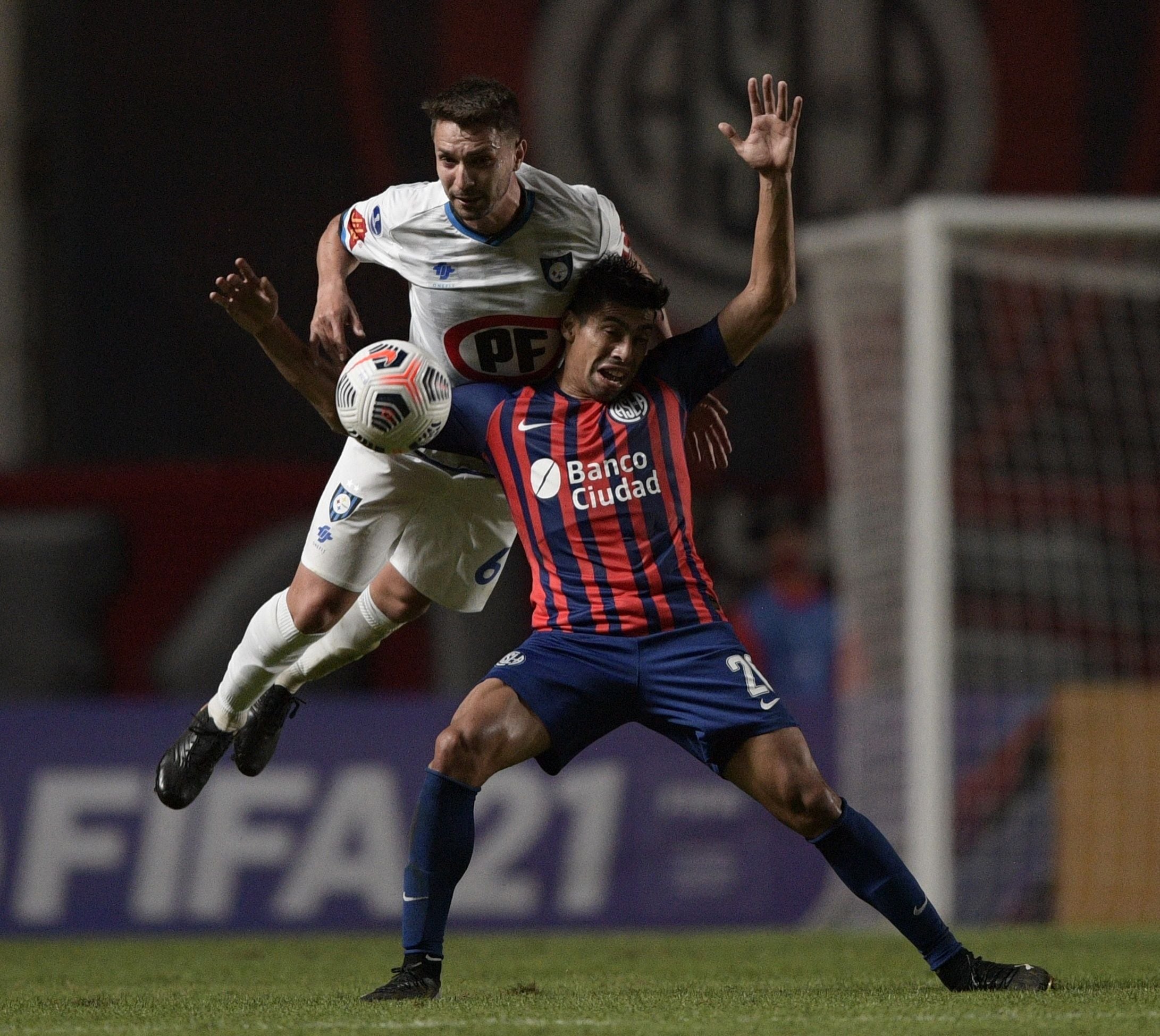 Claudio Sepúlveda, capitán de Huachipato, hizo un buen partido en el histórico triunfo ante San Lorenzo, en Buenos Aires, por la Copa Sudamericana.