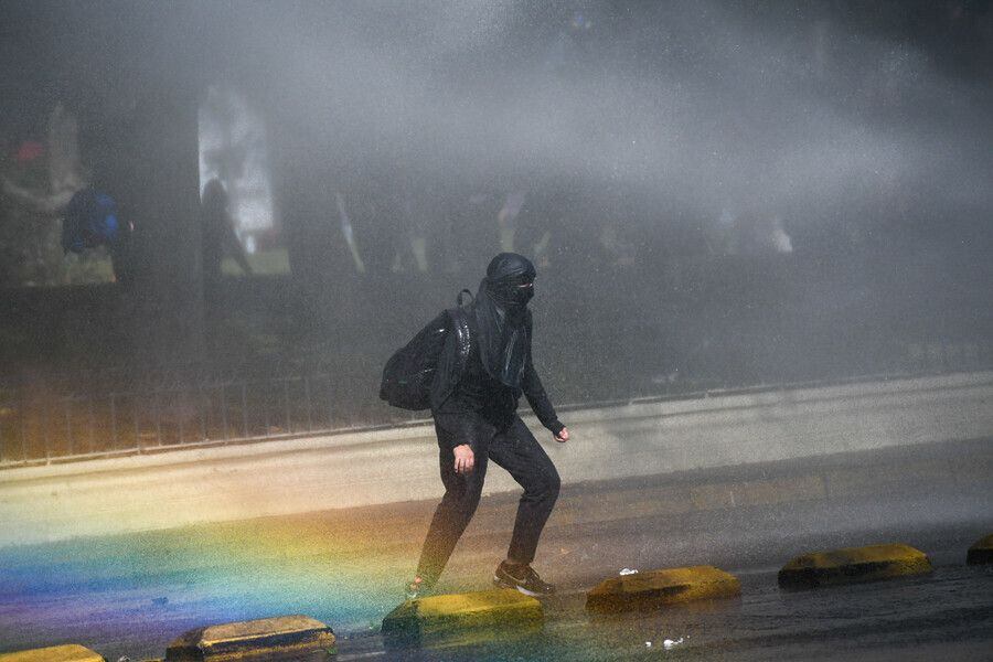 Una jornada de manifestación estudiantil se lleva a cabo en el ya clásico "Mochilazo", en la cual demandan problemas con la infraestructura, precarios recursos de material para estudio, baja contratación de profesores y precaria alimentación que entrega JUNAEB. En la instancia participaron estudiantes de diversos establecimientos tales como, Liceo de Aplicaciones, Liceo 7 de Providencia, Liceo 7 de Ñuñoa, Instituto Nacional Barros Arana, Liceo 4 e Instituto Nacional. La manifestación termina con enfrentamiento con Carabineros.
FOTO: AGENCIAUNO