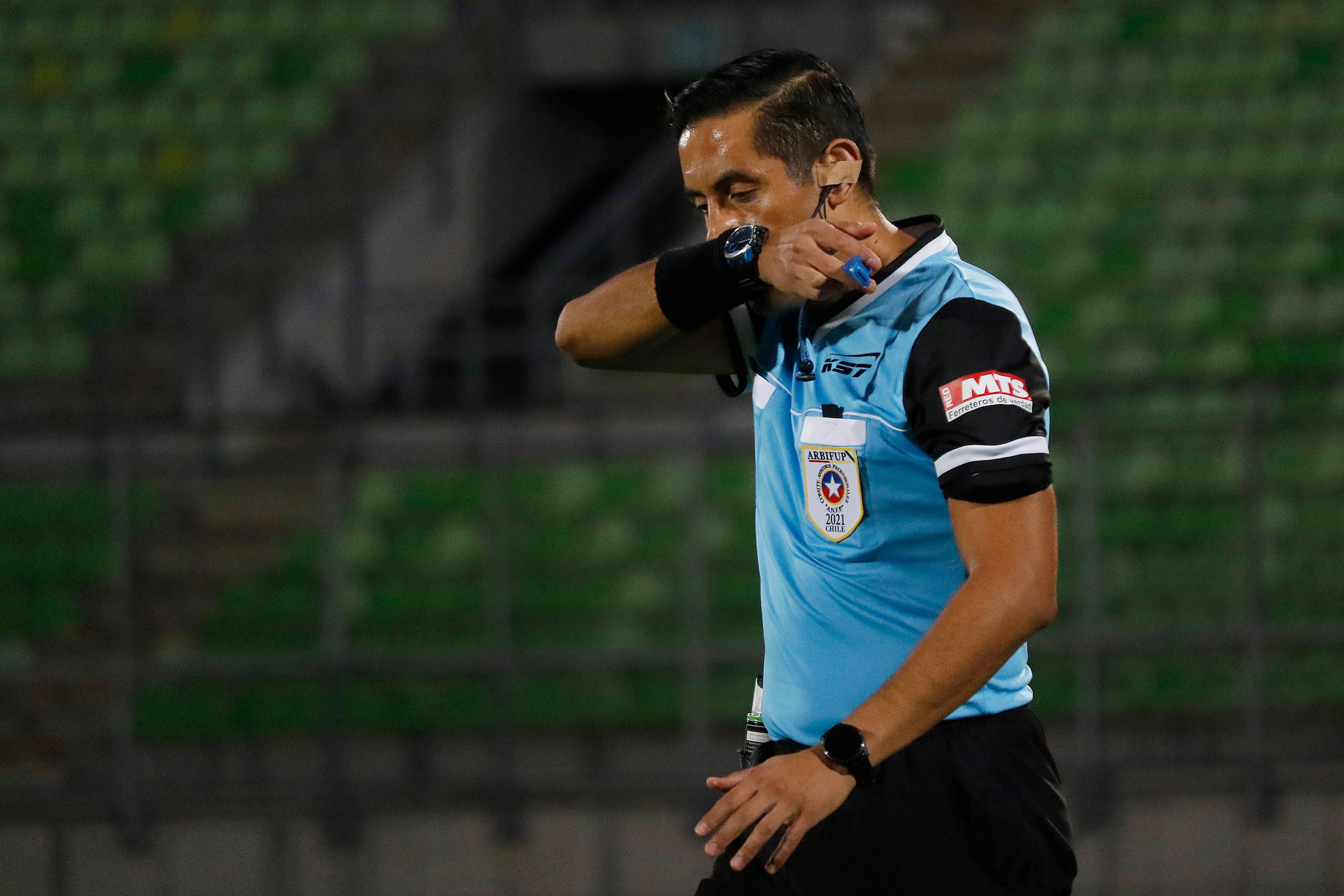 08 DE MAYO DE 2021/VALPARAISO
El arbitro Francisco Gilabert, durante el partido valido por la fecha 7 del Campeonato Nacional AFP PlanVital 2021, entre Santiago Wanderers y Deportes Melipilla, disputado en el Estadio Bicentenario Elias Figueroa Brander de Valparaiso.
FOTO: LEONARDO RUBILAR CHANDIA/AGENCIAUNO