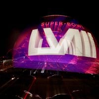 La espectacular esfera gigante que adorna la antesala del Super Bowl