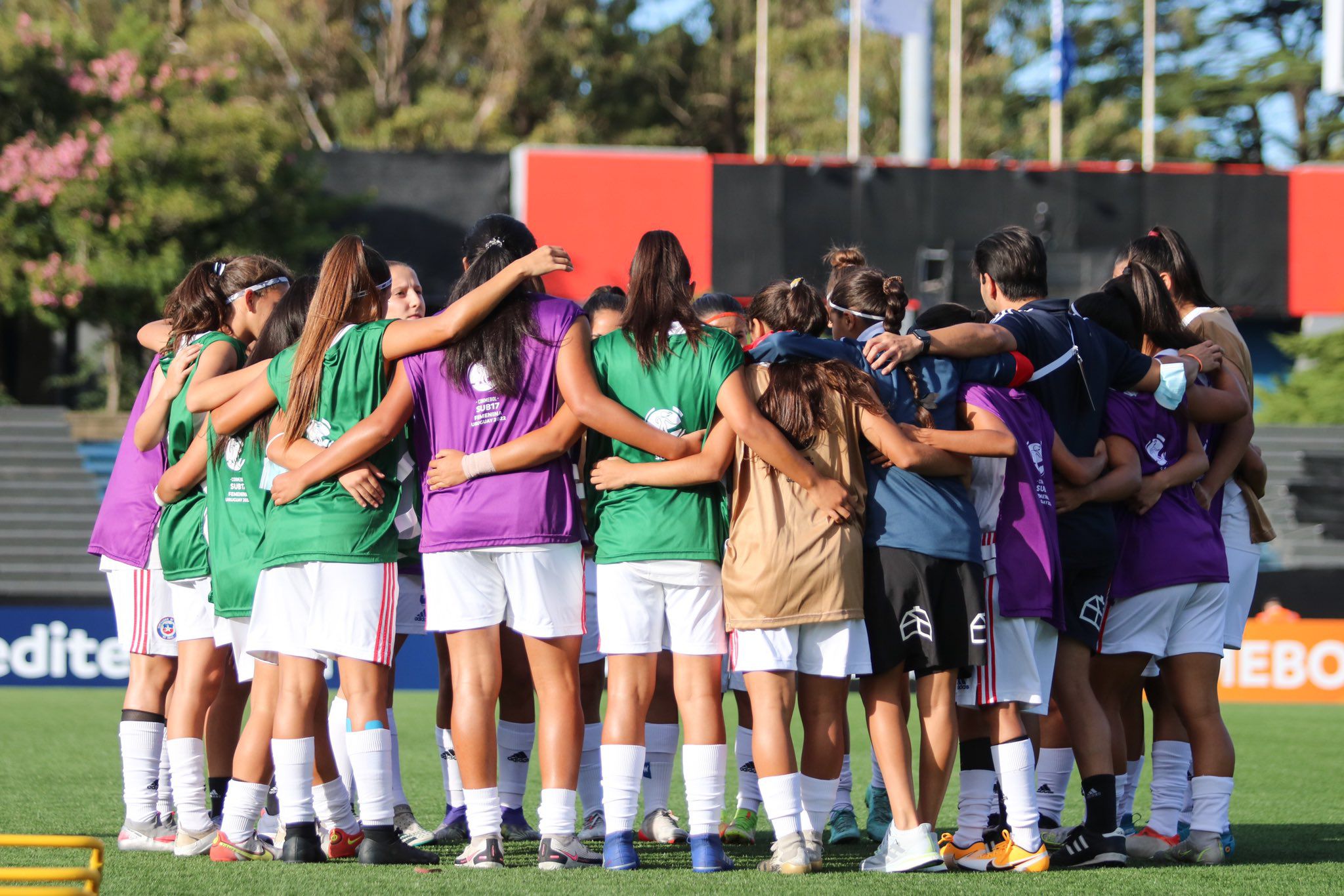 Alex Castro dirigiéndose al plantel de La Roja Sub 17 femenina previo al partido ante Paraguay. Foto: La Roja.