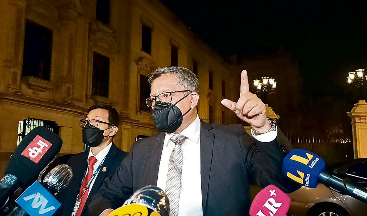 Rosendo Serna frente a periodistas. Foto: AP