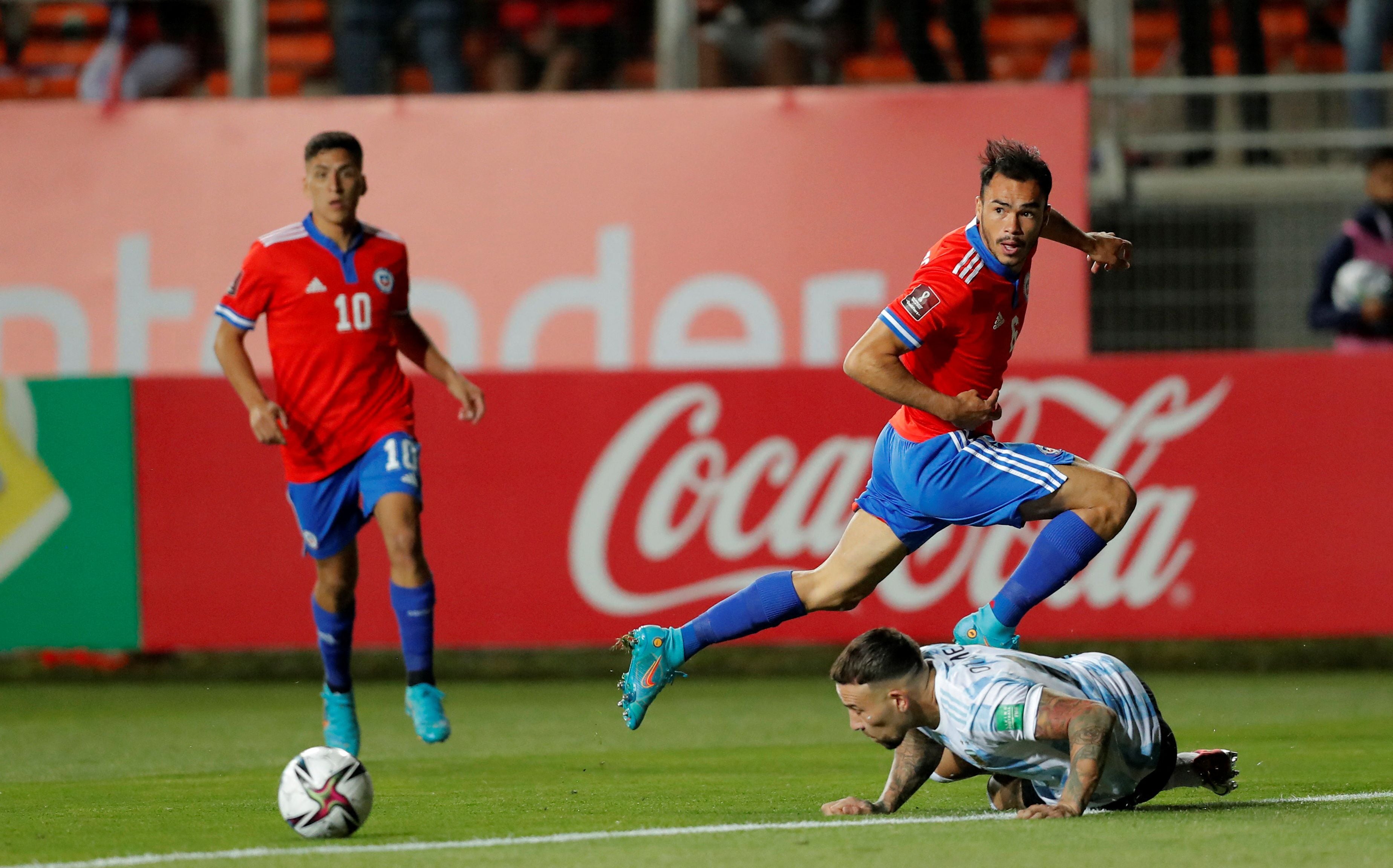 Marcelino Núñez y Gabriel Suazo, en el choque entre Chile y Argentina