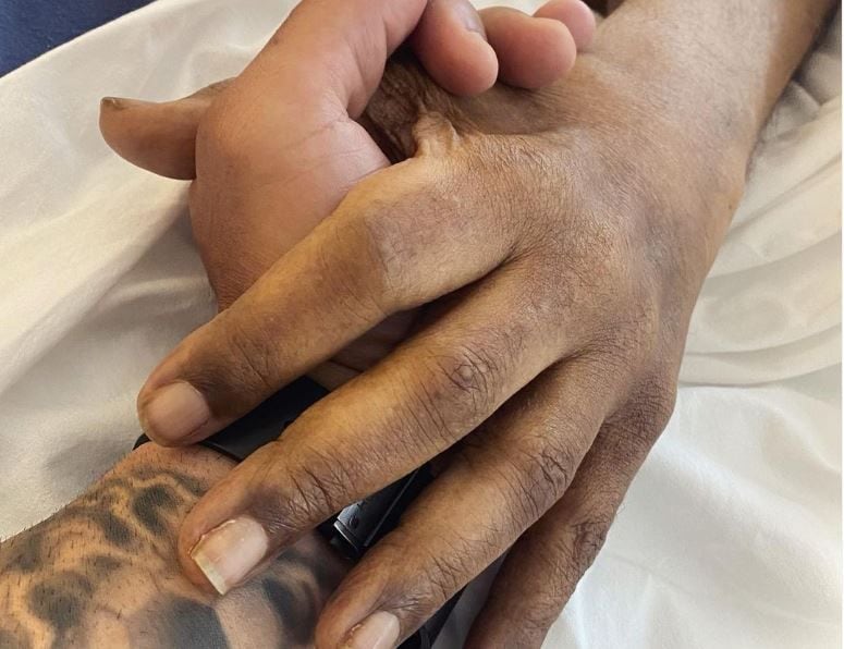 Edinho compartió una emotiva fotografía junto a su padre, Pelé, quien se encuentra hospitalizado.