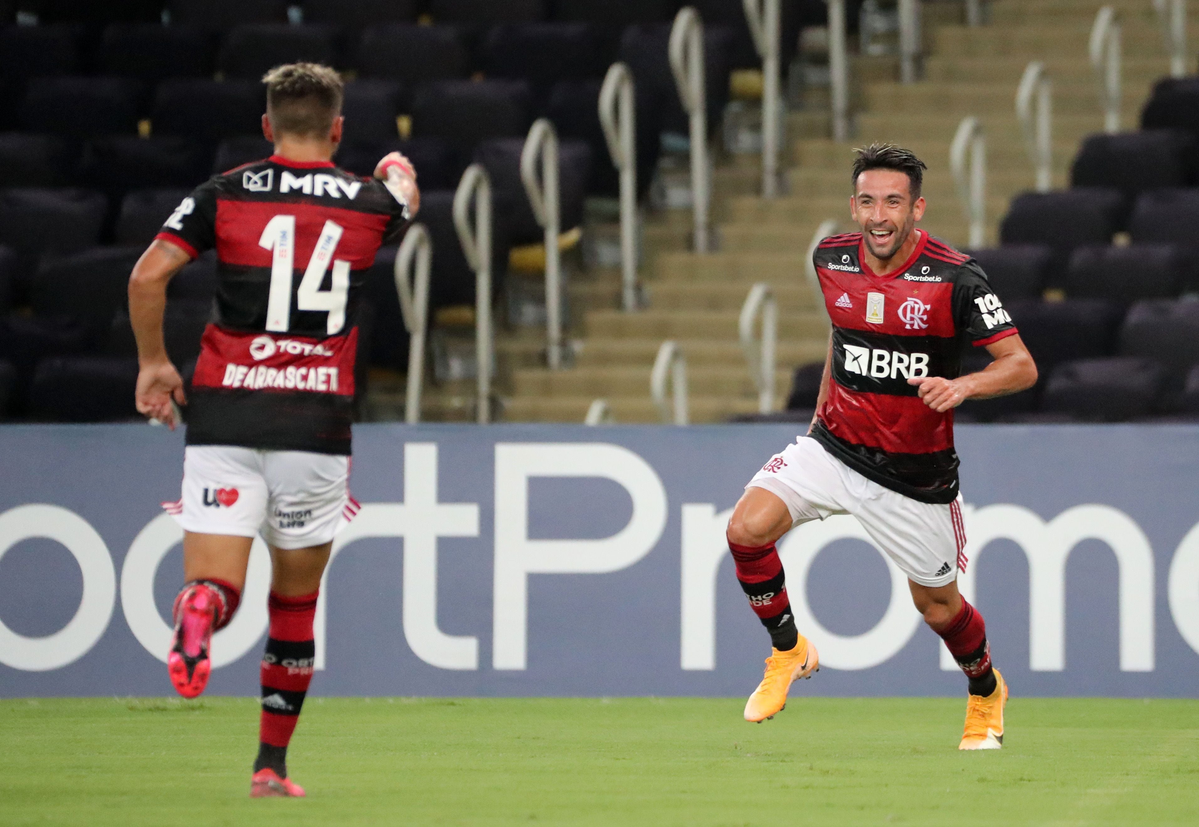 Mauricio Isla, en un partido del Flamengo