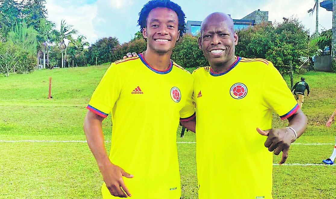 Faustino Asprilla posa junto a Juan Guillermo Cuadrado.