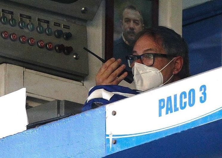 Ariel Holan hablando por walkie talkie en el duelo ante Wanderers, por el Torneo Nacional 2020. Fue denunciado por La Calera.