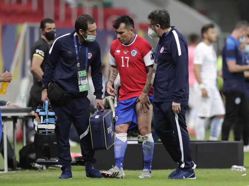 Gary Medel se retiró lesionado del duelo ante Paraguay y preocupa en la Roja.