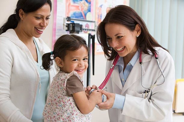 doctor médico niño niña pediatra consulta médica