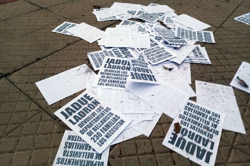 Panfletos contra el alcalde de Recoleta, Daniel Jadue, fueron arrojados en la estación Rondizzoni de Metro en el día de su formalización por diversos delitos.