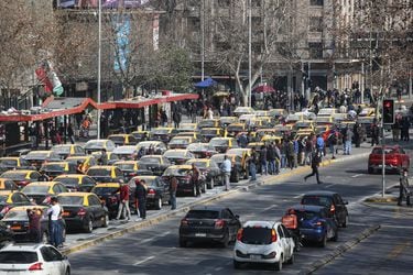 Taxistas convocados por redes sociales se manifiestan contra las alzas en la calzada sur de la Alameda y contra el tránsito
FOTO: DIEGO MARTIN/AGENCIAUNO