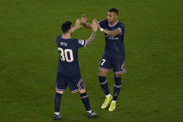 Messi y Mbappé celebran la victoria del PSG sobre el Leipzig, en París.