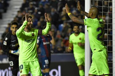Barcelona's Argentinian forward Lionel Messi (L) celebrates after sco