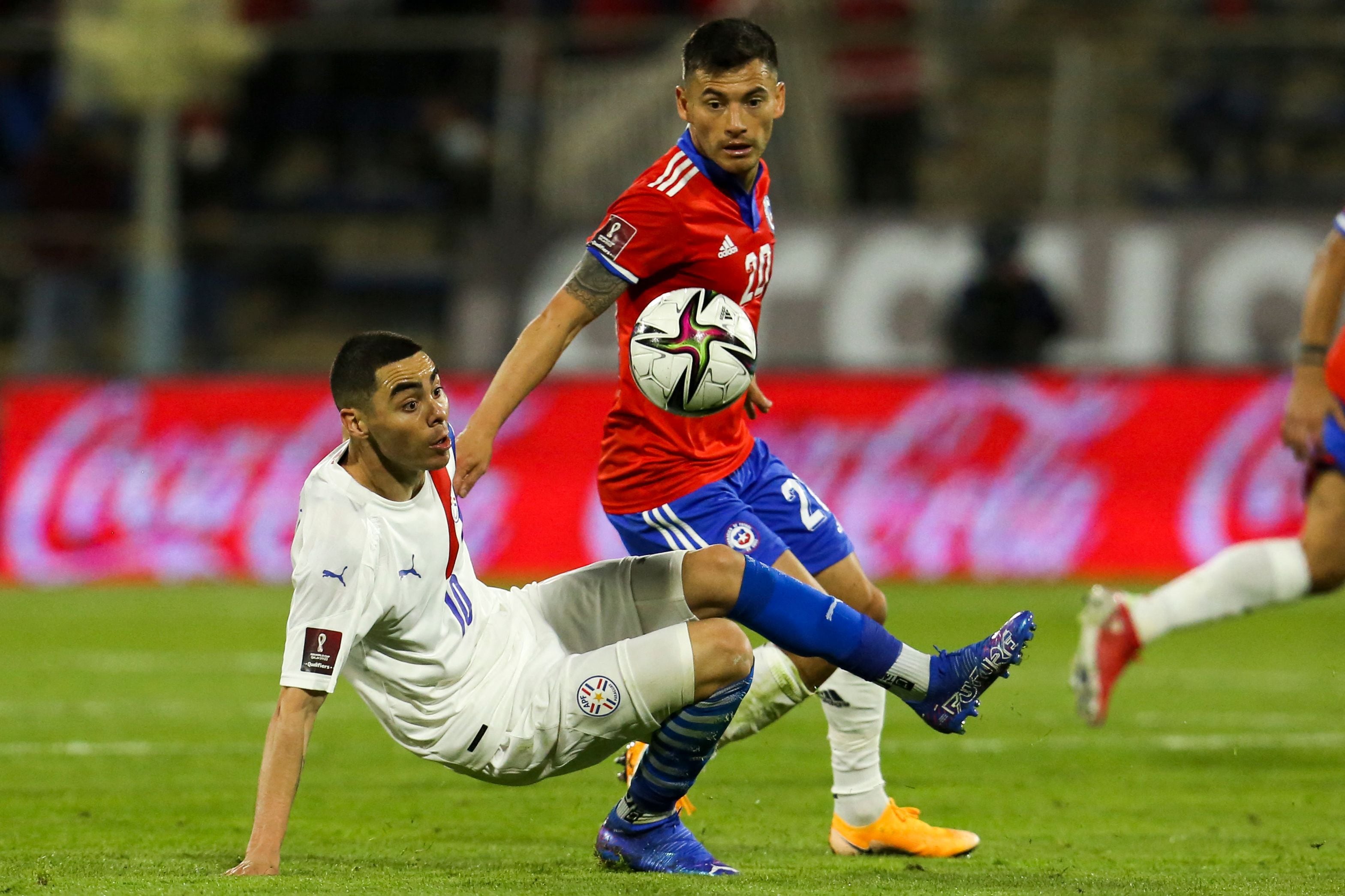 Charles Aránguiz, en el partido entre Chile y Paraguay, en San Carlos. El Príncipe no estará en la revancha, en Asunción