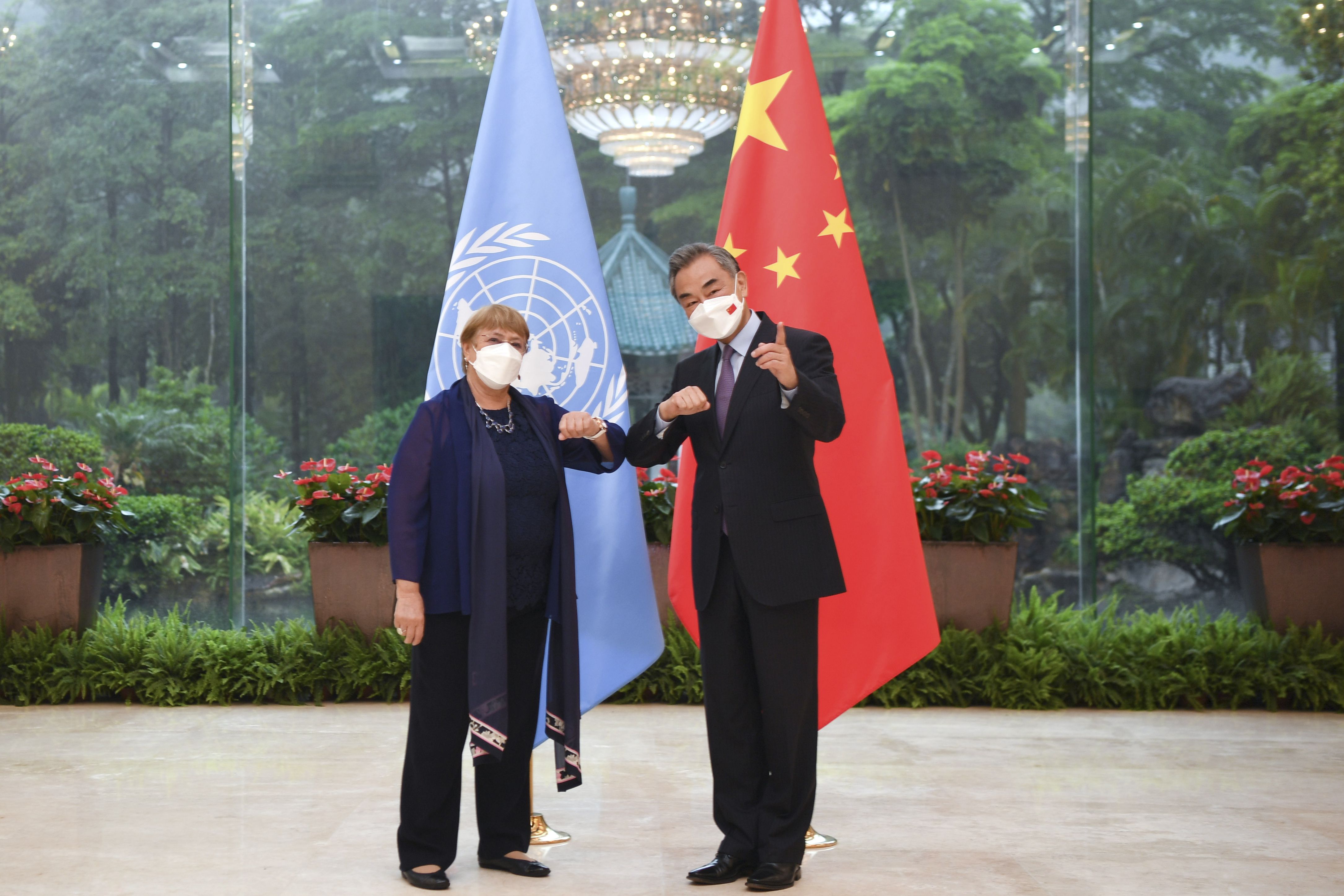 Michelle Bachelet en Guangzhou, con el ministro de Relaciones Exteriores Wang Yi. Foto: AP.