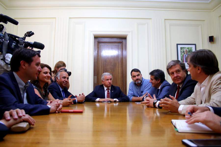 Ministro de Hacienda se reúne con jefes de bancada de Chile Vamos