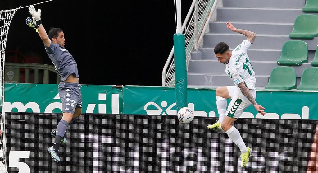 Claudio Bravo defendiendo su pórtico en el duelo entre el Elche y el Real Betis. FOTO: EFE.