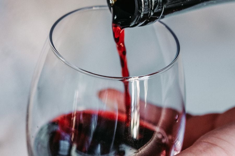 Adiós a la copa de vino diaria: la cantidad que acelera el envejecimiento y  hace perder años de vida