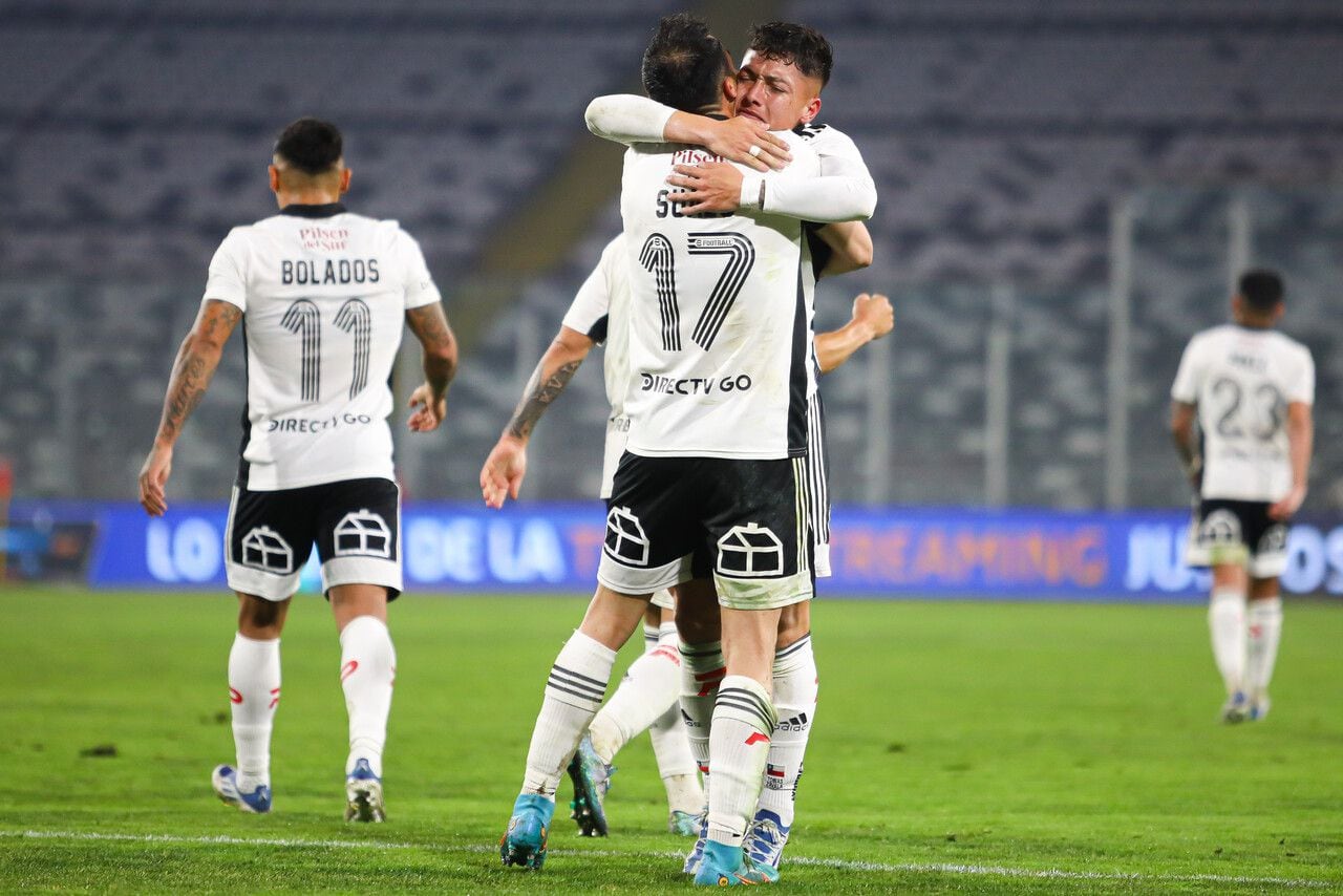 Cristián Zavala abraza a Gabriel Suazo tras la apertura de la cuenta.