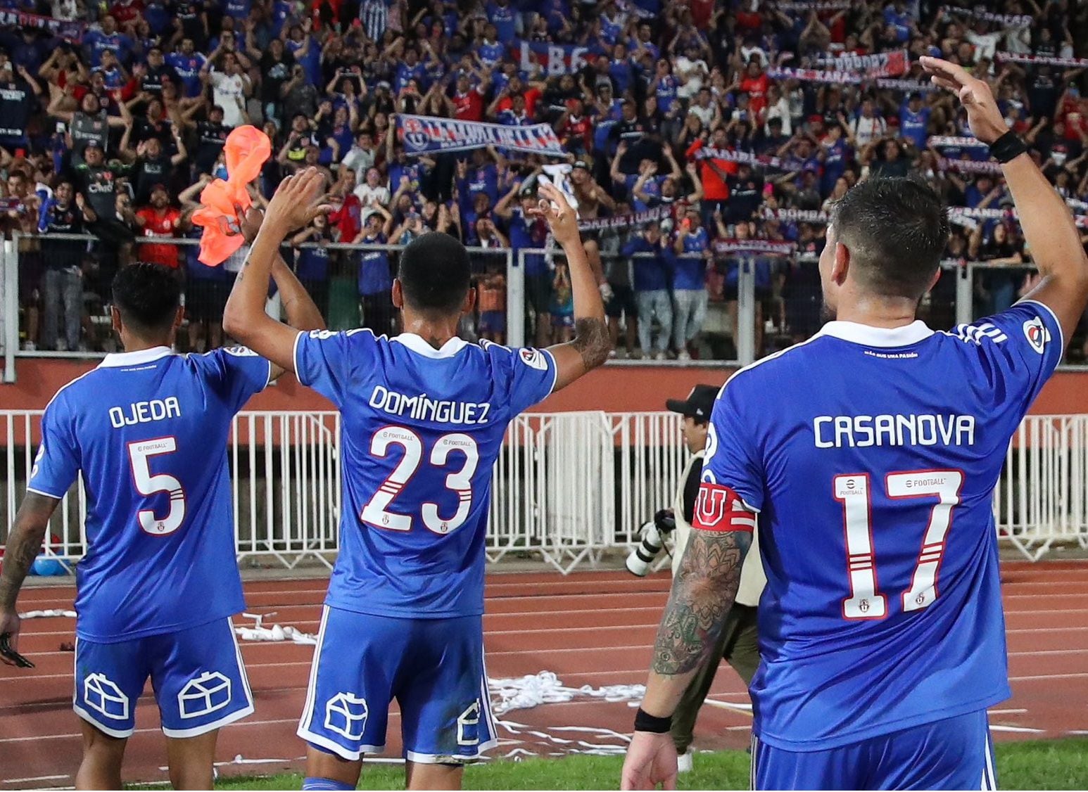 Los jugadores de la U celebran tras vencer a Curicó.