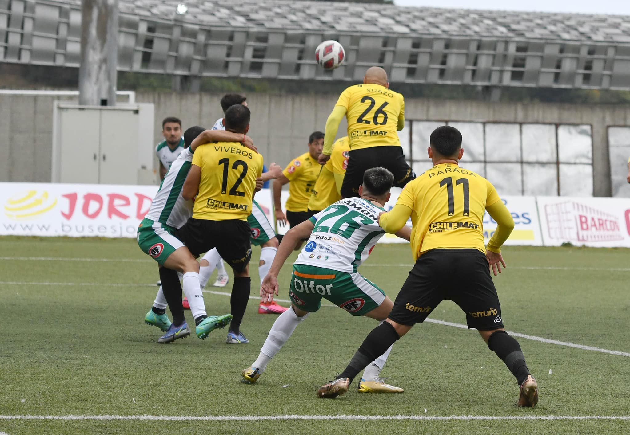 Humberto Suazo cabecea y anota frente a Deportes Puerto Montt.