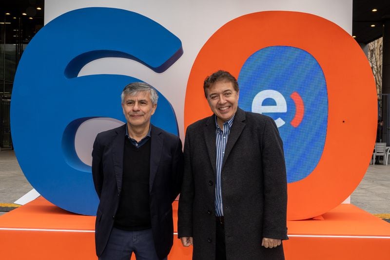 Claudio Araya, subsecretario de Telecomunicaciones, y Manuel Araya, gerente de Regulación de Entel.