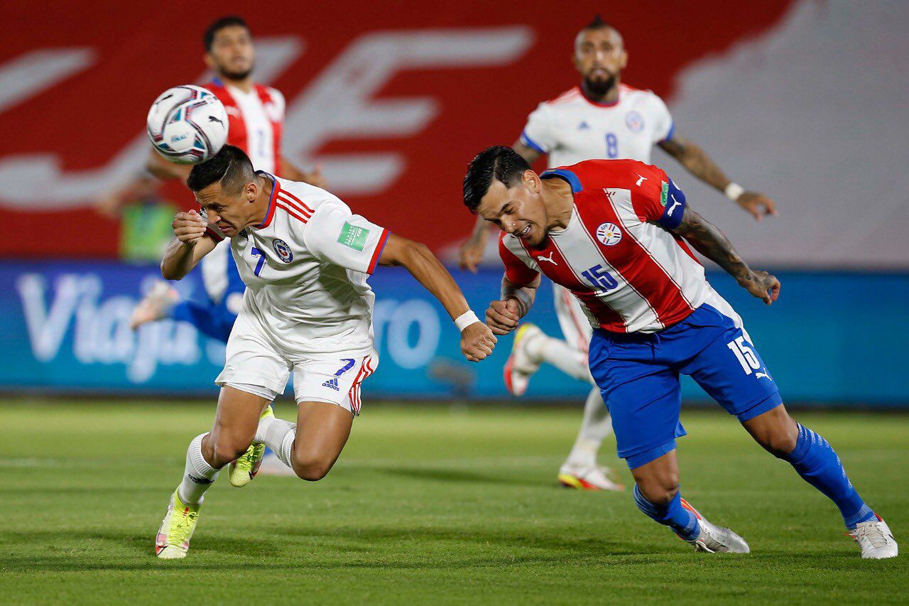 Alexis Sánchez gana un duelo aéreo ante Paraguay.