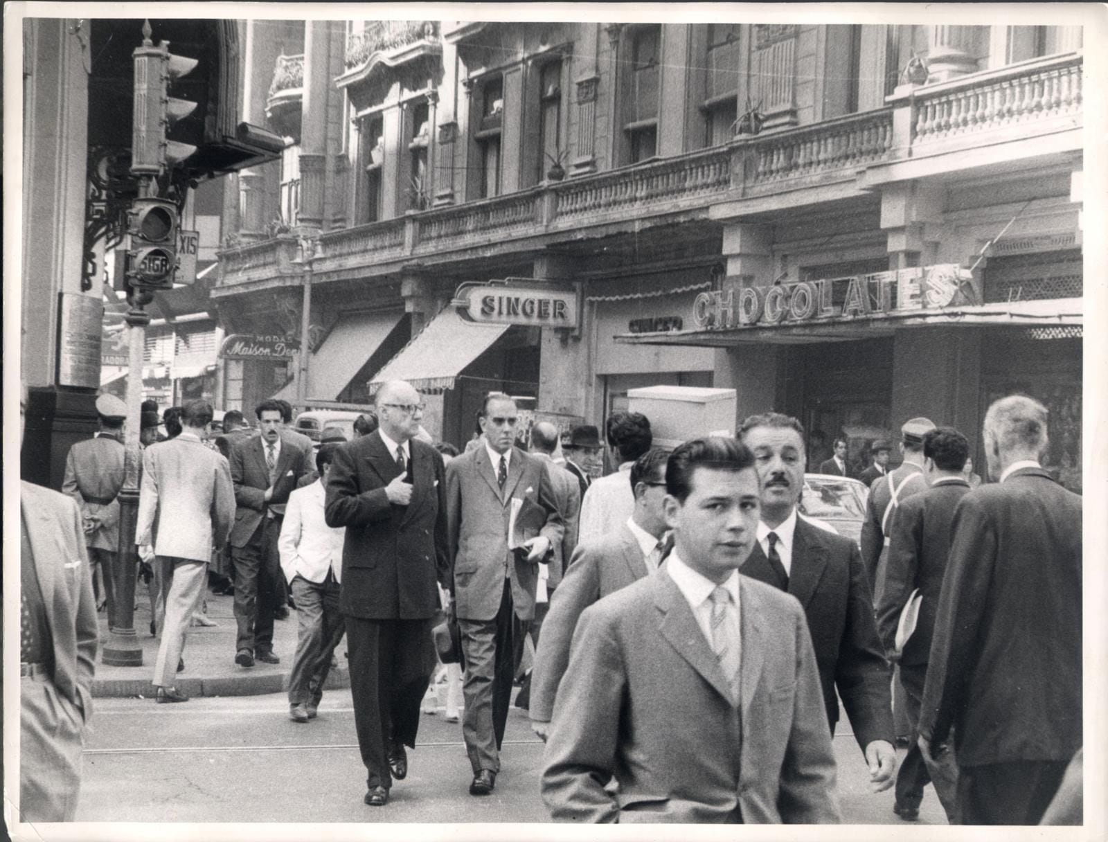 El presidente de la república, Jorge Alessandri, camina por el centro de Santiago, las mismas que vibran por la Copa del Mundo de 1962. Foto: Archivo.