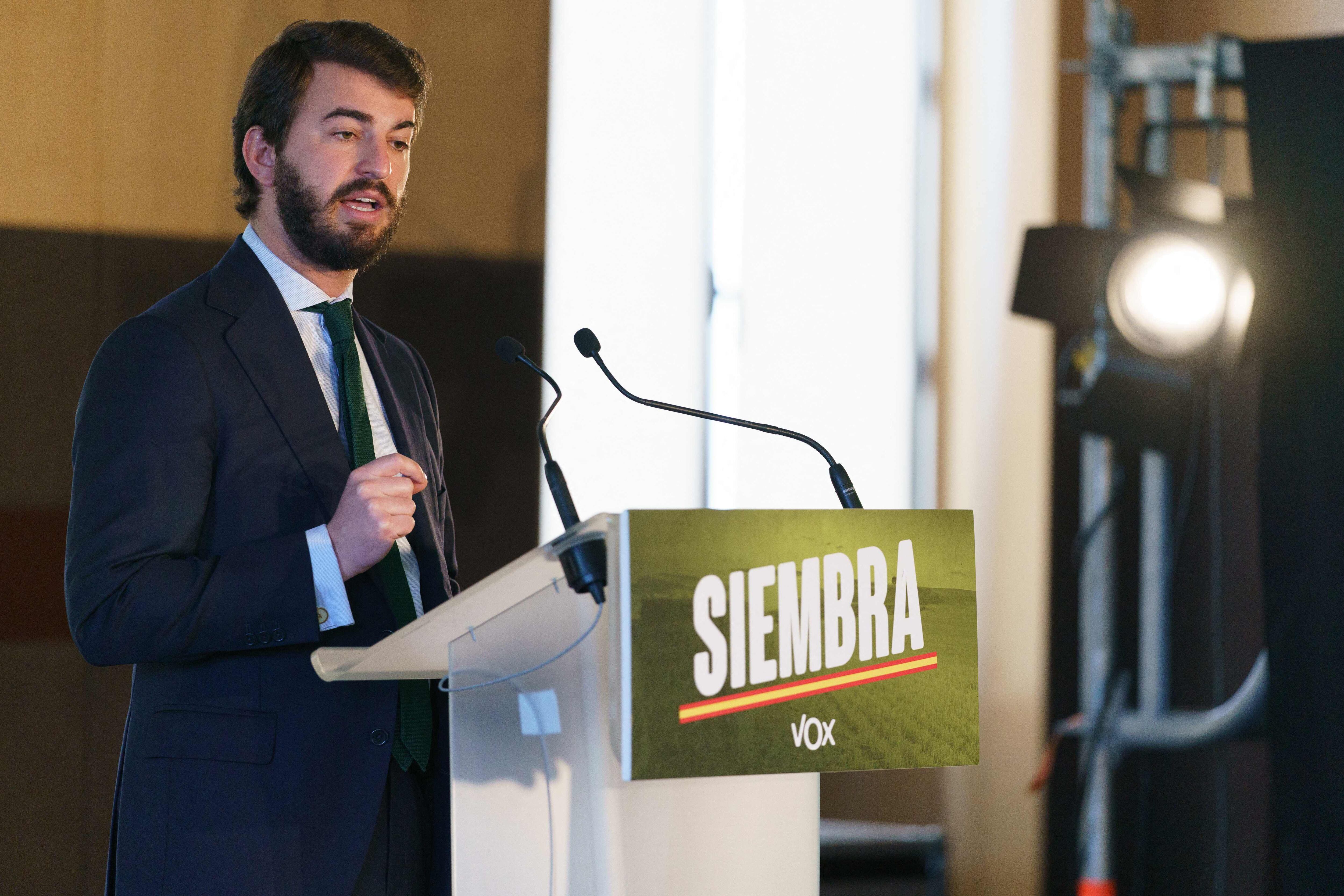 Juan García Gallardo, líder de Vox en Castilla y León, en una conferencia de prensa después de las elecciones regionales. Foto: AFP.