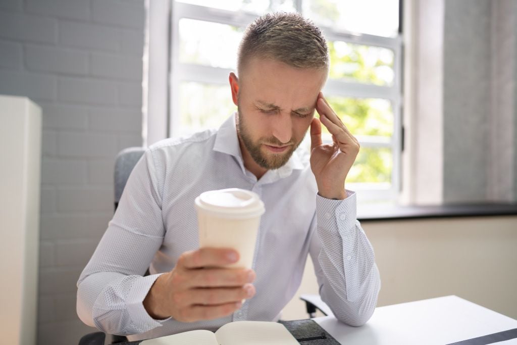 ¿Cuáles son los medicamentos que no se deben tomar con café o líquidos con cafeína?