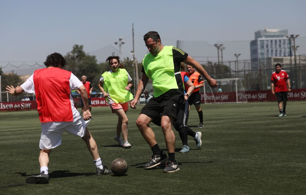 Sebastián Sichel en partido de fútbol con Renovación Nacional