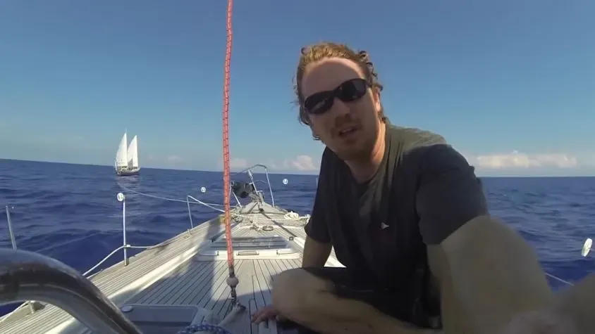 El espeluznante momento en que un grupo de exploradores encuentra y recorre un “barco fantasma” en altamar